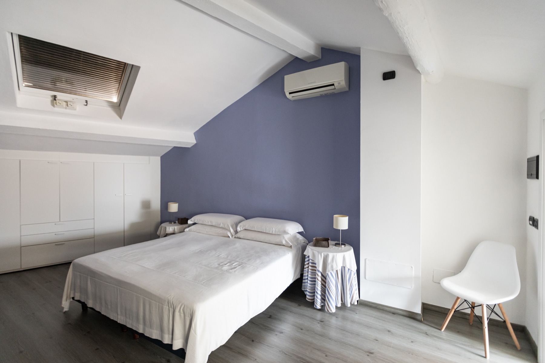 Double Bed Attic Room Apartment Stresa Lavanda